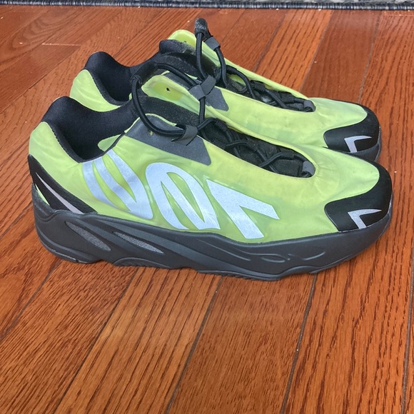 Yeezy 700 mnvn 'Phosphor' size